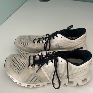 On Cloud Women’s size 8.5 White